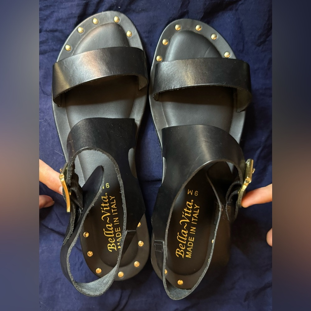 “Bella Vita” Women’s sandals size 9. Black with gold buckle.